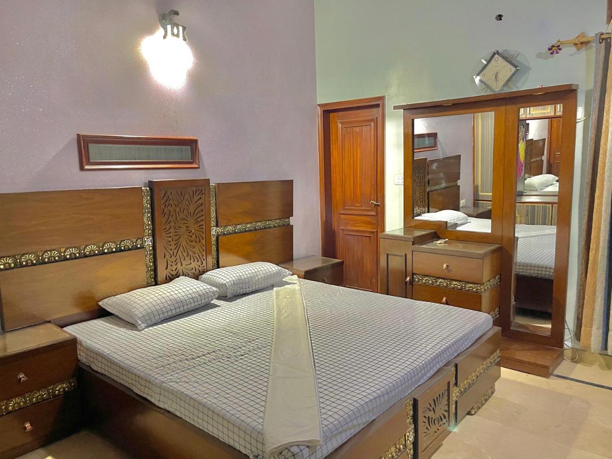  Four Squares Karachi, Bed and breakfast, Karachi, Pakistan -  price, booking, contact